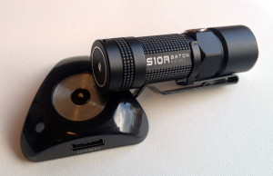 linterna_olight_s10r_baton_base_carga