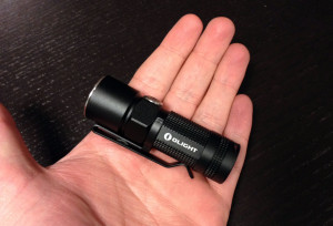 linterna_olight_s10r_baton_palma_mano
