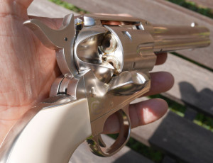 revolver_colt_peacemaker_co2_umarex_carga