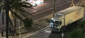 policia_francesa_disparando_camion_atentado_niza