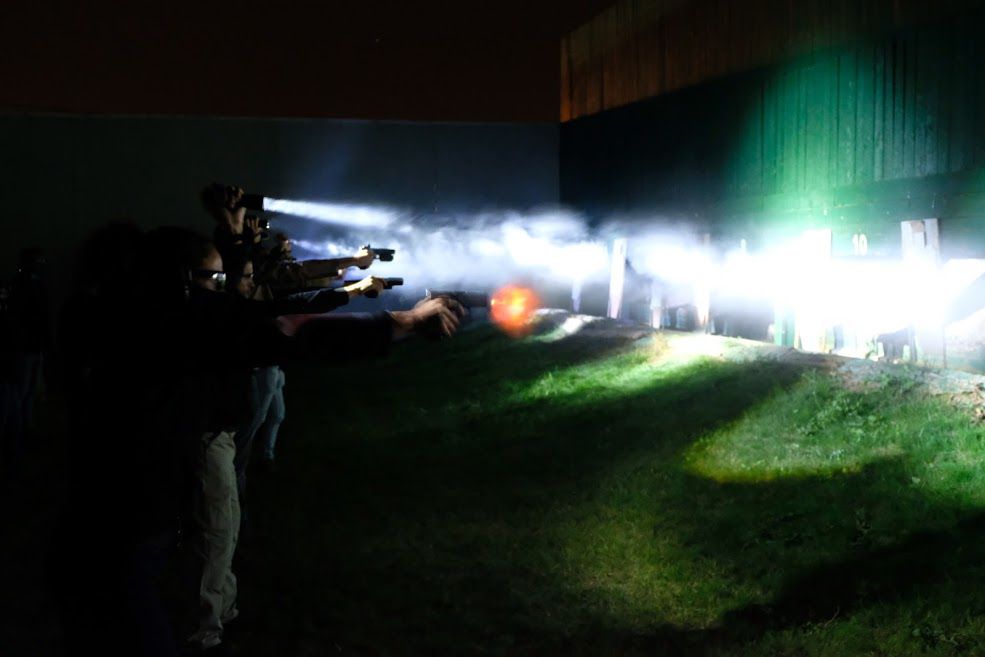 Linterna táctica; un imprescindible en el equipo policial - Escuela de las  3 Armas